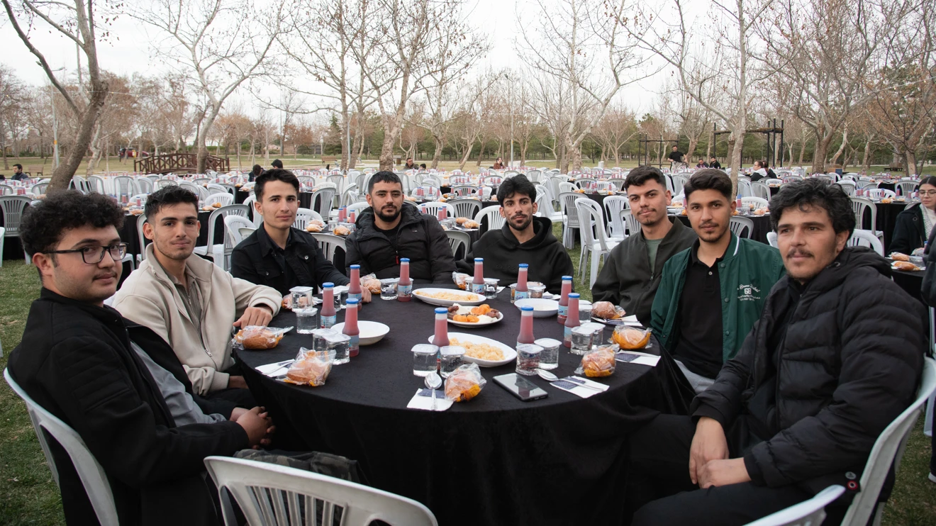 Depremzede ve engelli öğrenciler, iftar programında ağırlandı